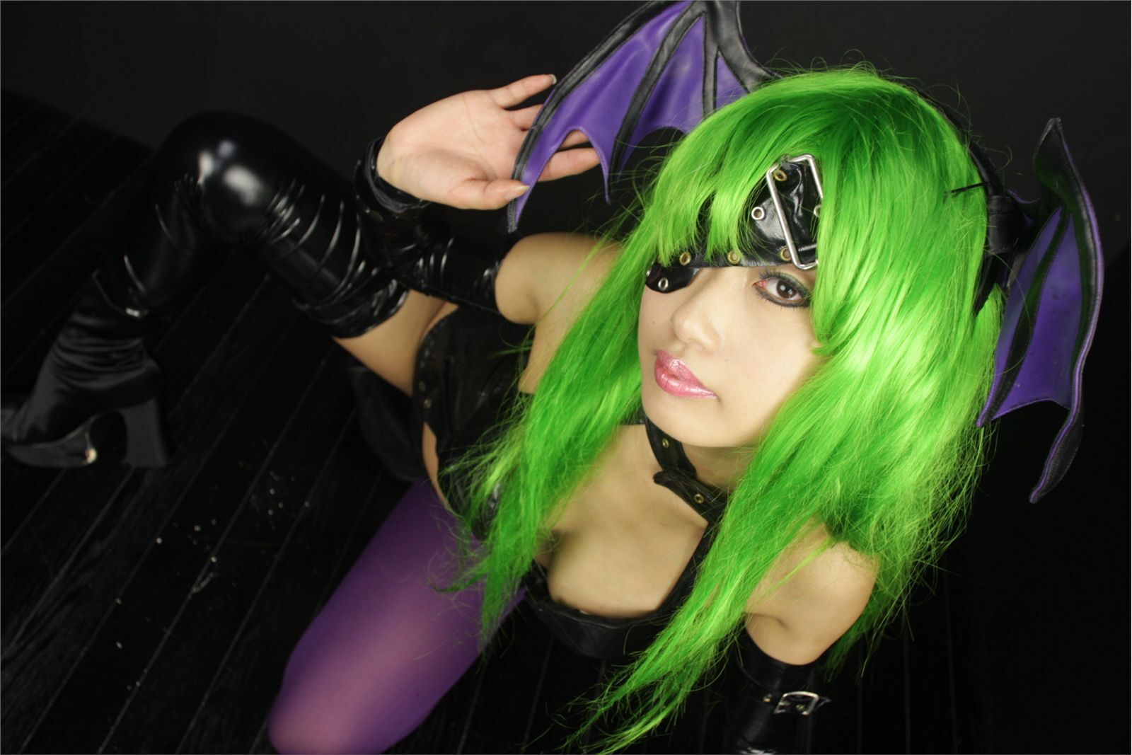 [Cosplay]  Darkstalkers  Morrigan with great body in latex